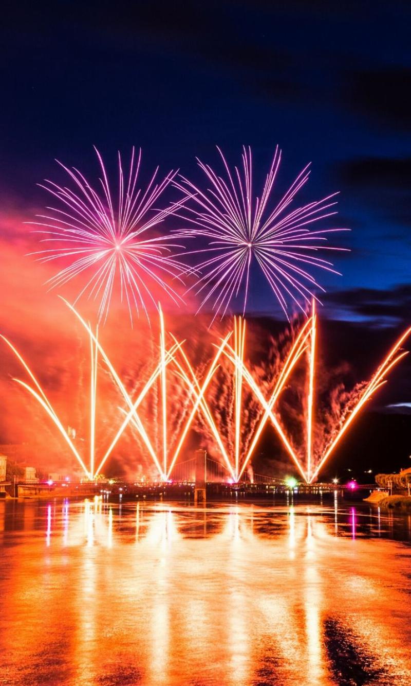 Magnifiques feux d'artifice illuminant le ciel d'une ville française pendant la fetes nationale